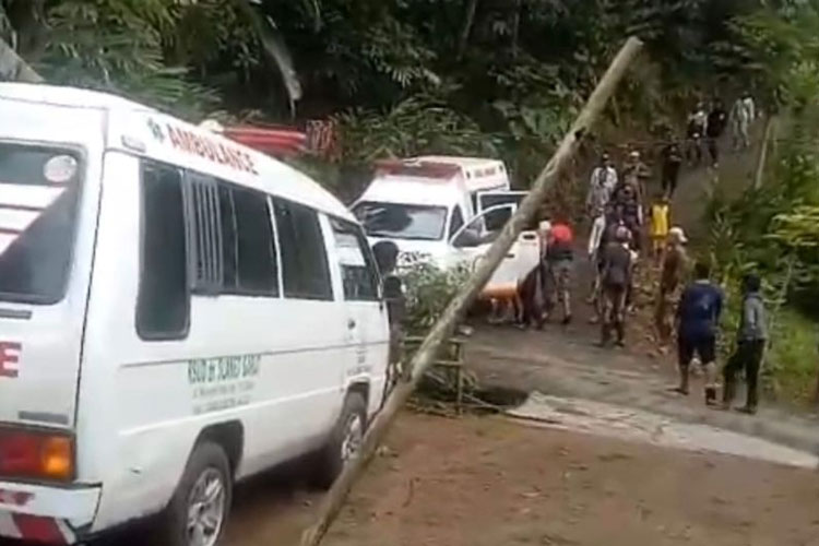 Sejumlah kendaraan mengevakuasi korban ledakan di Sagara, Kecamatan Cibalong, Kabupaten Garut, Jawa Barat, Senin (12/5/2025). (FOTO:Antara/Ho-Warga (1)