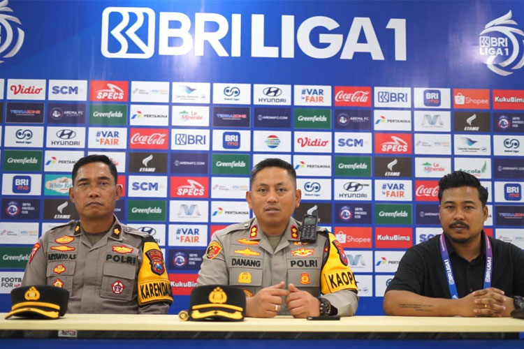 ulah-oknum-melempar-bus-tim-Persik.jpg
