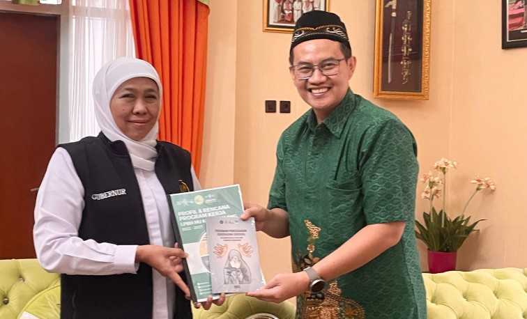 Gubernur Khofifah menerima buku dari ketua LPBH NU Kota Malang Dr. Fachrizal Afandi, S.Psi., S.H., M.H. (Foto: LPBH NU)