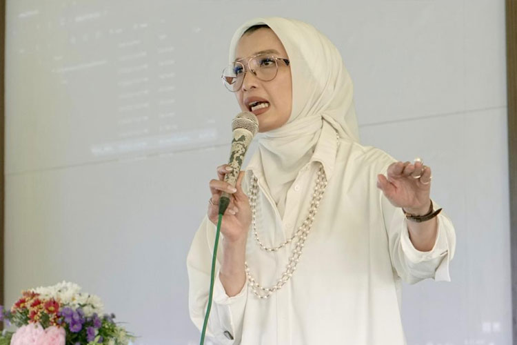Anggota DPR RI Arzetti Bilbina saat mengisi sosialisasi Program MBG di Dusun Sebani, Kecamatan Tarik, Kabupaten Sidoarjo. (Foto: Dok.BGN)