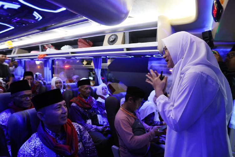 Bupati-Banyuwangi-Ipuk-Fiestiandani-Azwar-Anas-b.jpg