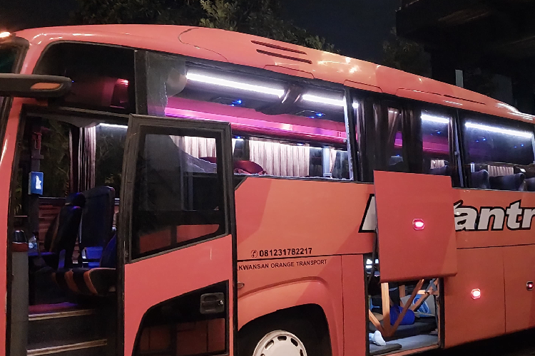 Bus yang ditumpangi oleh para pemain Persik Kediri saat bertandang ke Stadion Kanjuruhan Malang. (Foto: Istimewa)