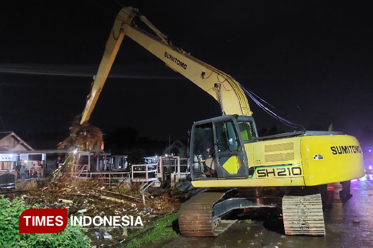 Alat berat diturunkan, untuk mengangkat material banjir di dam Kelep, sungai Legundi. (Foto; Sri Hartini/TIMES Indonesia)