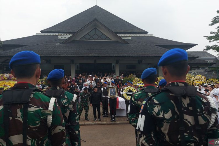Beri Penghormatan Terakhir, Prabowo Sebut Eddie Nalapraya Patriot Sejati