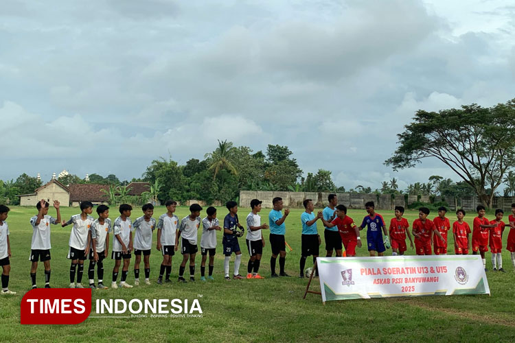 Pertandingan antara unior Glenmore melawan Fazza United di lapangan Ampel Gading, Kecamatan Singojuruh, Banyuwangi. (Foto : Askab PSSI Banyuwangi For TIMES Indonesia)