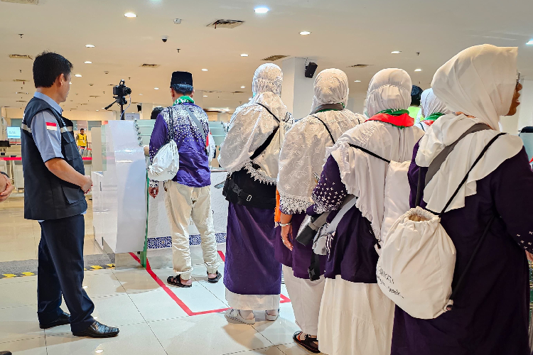 Jemaah haji asal Embarkasi Solo saat menjalani proses layanan fasr track di Terminal Internasional Bandara Adi Soemarno, Solo. (foto: Kemenag RI)