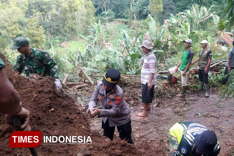 Kapolsek Banjaran AKP Endang Triastati pimpin kerja bakti membersihkan material longsor di Kecamatan Banjaran, Majalengka. (FOTO: Humas Polres Majalengka for TIMES Indonesia)