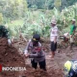 Sigap di Lokasi, Kapolsek Banjaran Jadi Motor Kerja Bakti Longsor Majalengka