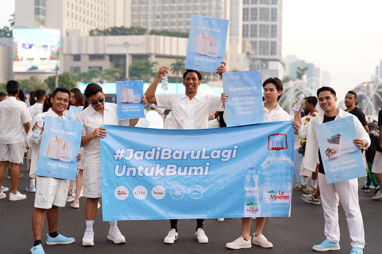 Kolaborasi unik antara Le Minerale, Kivee, dan Pijak Bumi menghasilkan produk fashion stylish dari daur ulang botol plastik bekas (Foto: Istimewa)