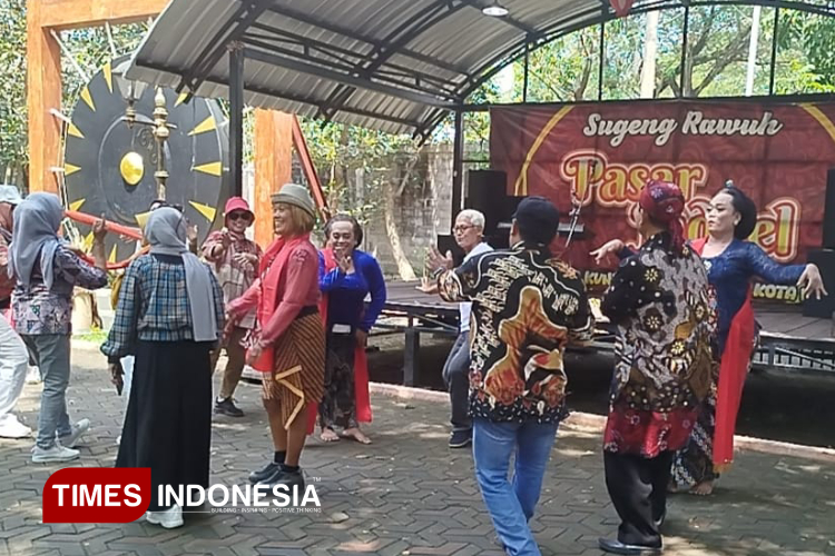 Dihibur Gambyong Jreng, Komunitas Madiun Raya Gathering di Pasar Jadoel Ngegong