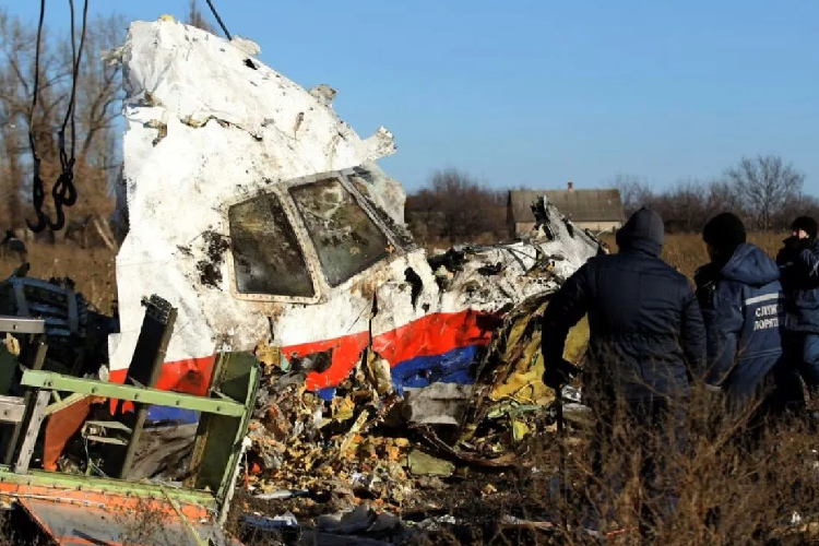 Foto dokumen - Pekerja mengangkut puing-puing dari pesawat Malaysia Airlines MH17 di lokasi kecelakaan di dekat desa Hrabove (Grabovo) di wilayah Donetsk, Ukraina timur, 20 November 2014. (ANTARA/REUTERS/Antonio Bronic)