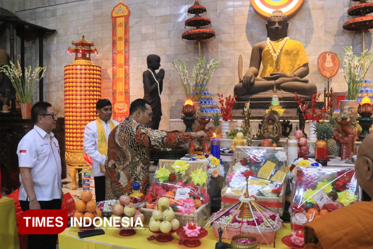 Wakil Bupati Mojokerto, Rizal Octavian dalam peringatan Hari Raya Waisak di Maha Vihara, Bejiijong, Trowulan, Kabupaten Mojokerto. (Foto: Dok. TIMES Indonesia)