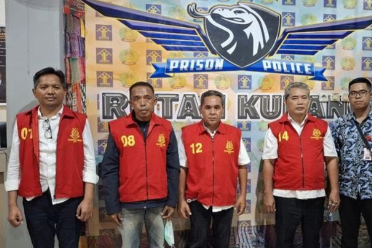 4 orang tersangka kasus dugaan korupsi rehabilitasi jaringan irigasi Wae Ces 1-4 di Manggarai. (FOTO:Kasi Penkum Kajati NTT)