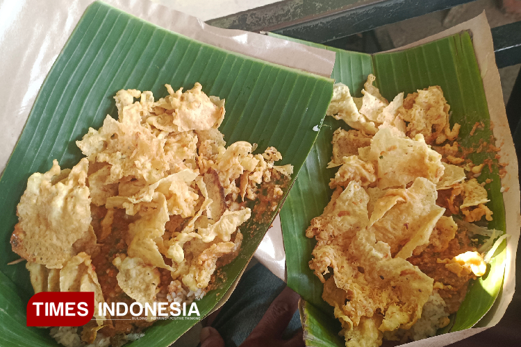 Lezatnya Nasi Tumpang Pecel Mak Rah dengan rempeyek yang berlimpah di atas pincuk daun pisang. (Foto: Arli Ochaputri Hartono/TIMES Indonesia)