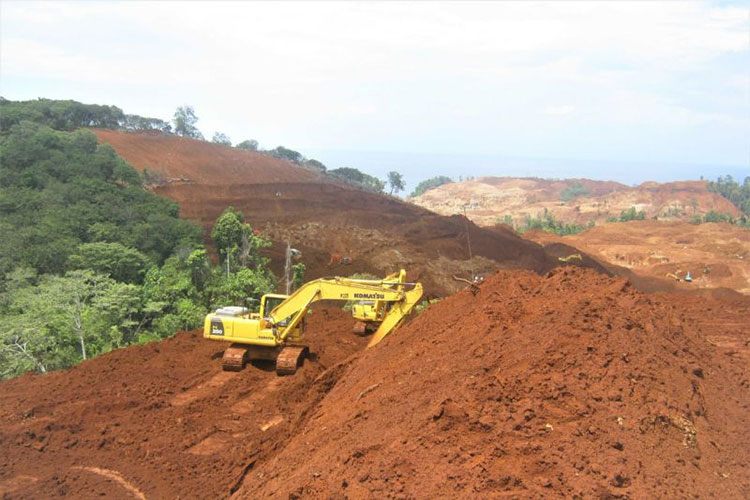 Alat berat milik salah satu perusahaan tambang nikel di Kabupatrn Morowali, Sulawesi Tengah sedang melakukan pengerukan material. (Foto: Antaranews/Moh Ridwan)