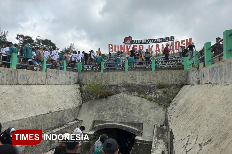 suasana-wisatawan-yang-berlibur-di-kawasan-Bunker-Kaliadem-b.jpg
