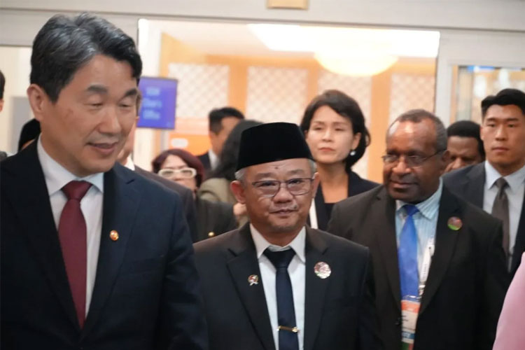 Abdul Mu'ti (berpeci) berjalan bersama Persana Menteri Korea, Lee Ju Ho (kiri) di sela pertemuan menteri pendidikan anggota APEC di Jeju Korea, Rabu (14/5). ANTARA