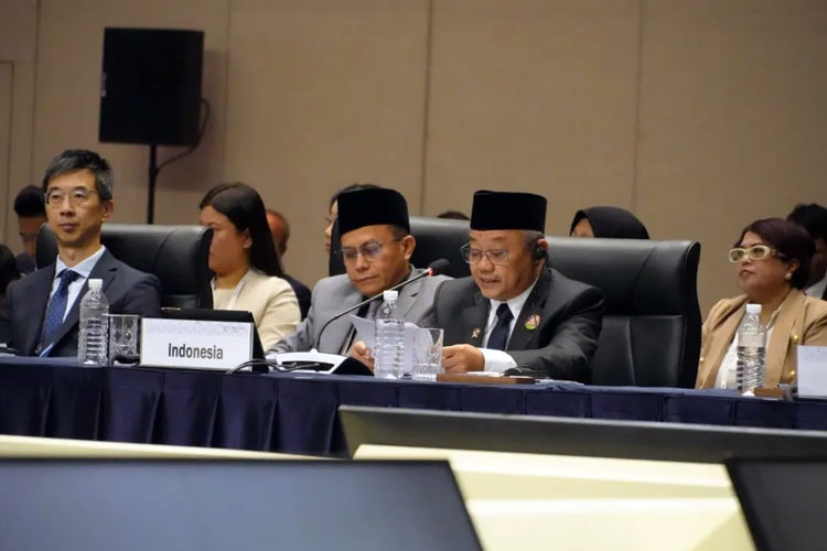 Abdul Mu'ti (kanan kedua) menyampaikan paparan pada pertemuan tingkat menteri pendidikan negara-negara APEC di Pulau Jeju, Rabu (14/5/2025). ANTARA