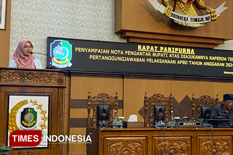 Bupati Banyuwangi, Ipuk Fiestiandani Azwar Anas, saat menyampaikan nota pengantar Raperda tentang Pertanggungjawaban Pelaksanaan APBD TA 2024. (Foto: Fazar Dimas/TIMES Indonesia).