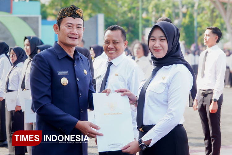 Ribuan ASN formasi tahun 2024 menerima SK pengangkatan di Alun-Alun Kabupaten Lamongan, Rabu (14/5/2025), Foto : Moch. Nuril Huda/TIMES Indonesia)