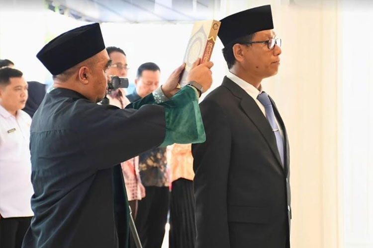 Bupati Majalengka, H Eman Suherman melantik Aeron Randi menjadi Sekda Majalengka. (FOTO: Prokompim Setda Majalengka for TIMES Indonesia)