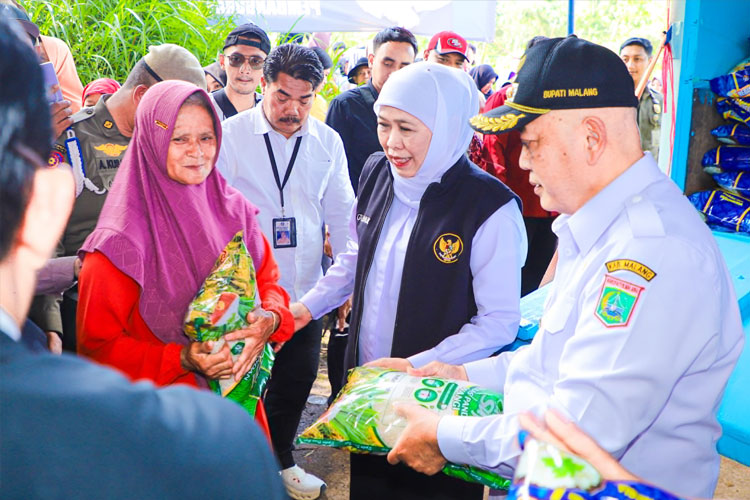Gubernur Khofifah saat mengunjungi pasar murah di Desa Klampok, Kecamatan Singosari, Kabupaten Malang, Selasa (13/5/2025).(Dok.Humas Pemprov Jatim)