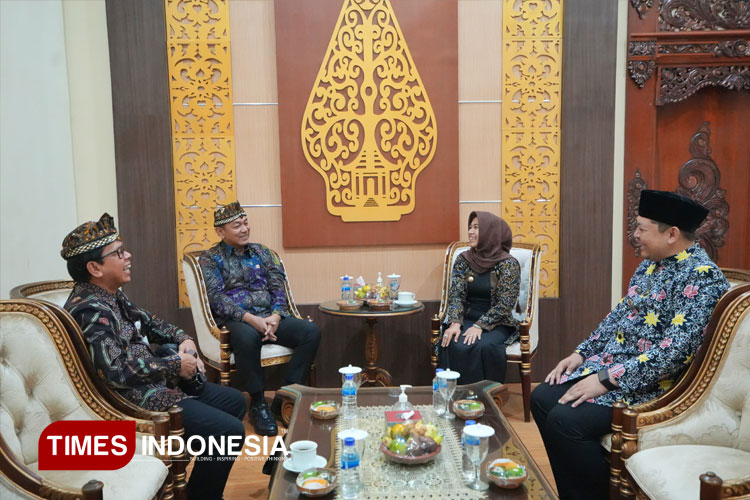 Kepala LKPP RI Hendrar Prihadi beserta rombongan pada saat berkunjung di Kantor Pemerintah Kota Mojokerto, dan bertemu dengan Wali Kota Mojokerto, Ika Puspitasari, Rabu (14/5/2025) (Dok. TIMES Indonesia)