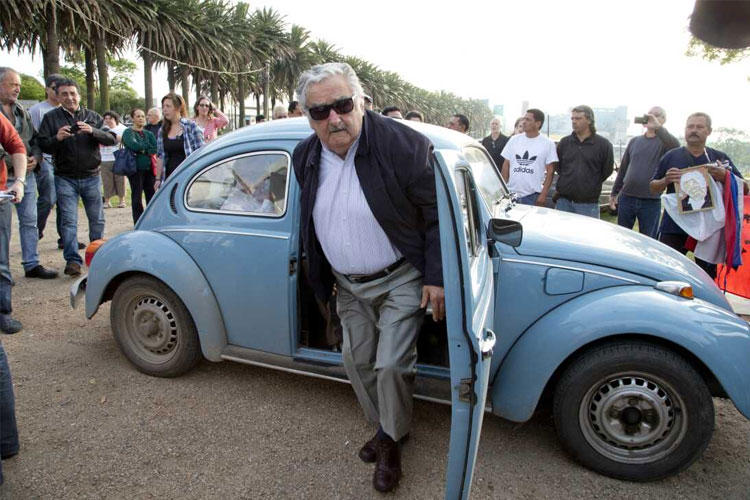 Jose Mujica, mantan Presiden Uruguay dengan mobil Volkswagen Beetle warna biru muda keluaran 1987 miliknya.
