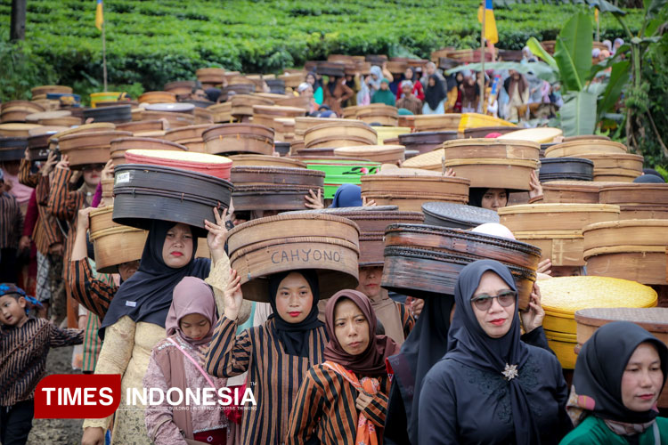 Meriah, Kirab 1000 Tenong di Desa Sirukun Banjarnegara Dihadiri Wakil Menteri Desa RI