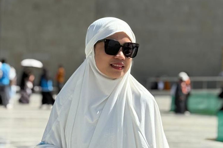 Menggantikan Ibunda, dr. Naya Menunaikan Haji: Kisah Haru Jemaah Muda dari Bulukumba