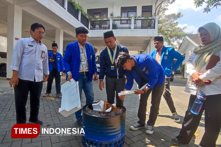 Inovatif, PMII Pacitan Ciptakan Alat Bakar Sampah Minim Asap dari Drum Bekas