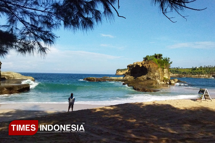 Pantai-Klayar-a.jpg