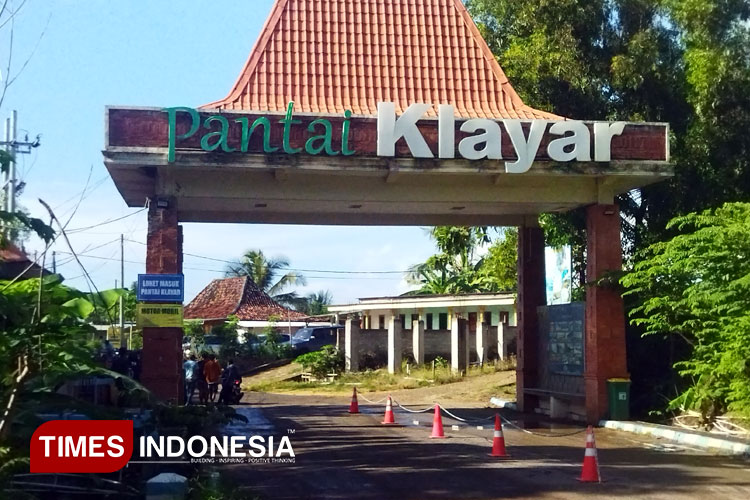 Loket masuk Pantai Klayar Pacitan masih menggunakan tiket manual. (Foto: Yusuf Arifai/TIMES Indonesia)
