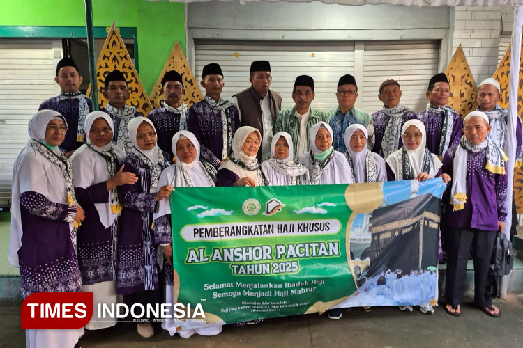 Pemberangkatan 17 jemaah haji plus oleh Al Anshor Pacitan. (Foto: Yusuf Arifai/TIMES Indonesia)
