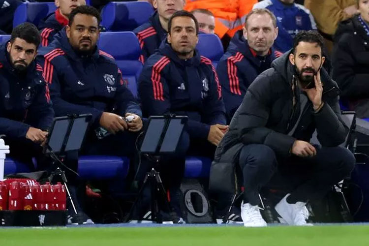 Pelatih Ruben Amorim dengan latar belakang para staff pelatih saat mendampingi pasukan Manchester United dalam laga Liga Inggris. (Richard Pelham/Getty Images)