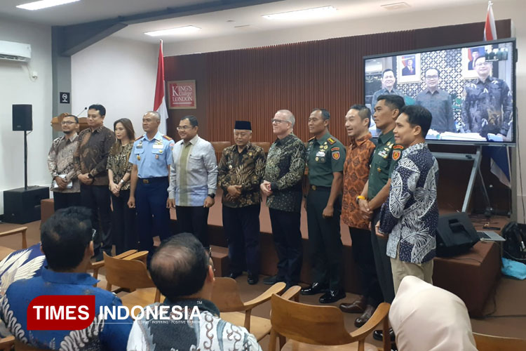Rapat persiapan acara Joint Learning Event King's College London Singhasari diadakan di Lobby KEK Singhasari yang dipimpin oleh Direktur Umum KEK SIngosari Dr. H. Purnadi. (FOTO: Reeneal Reynaldi)
