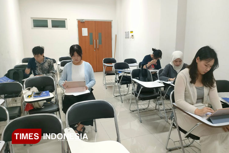 Mahasiswa asing dalam kelas BIPA (Bahasa Indonesia bagi Penutur Asing) sedang mempelajari cerita rakyat Nusantara. (Foto: Dewi Ariani for TIMES Indonesia)