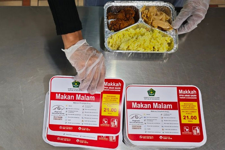 Pekerja mengemas paket makan malam bagi jamaah calon haji Indonesia di dapur Raghaeb Catering, Makkah, Arab Saudi, Selasa (13/5/2025). (Foto: Antara)