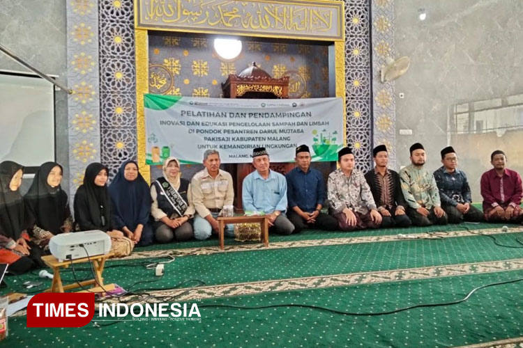 Program inovasi dan edukasi pengelolaan sampah di Pondok Pesantren Darul Mujtaba Kabupaten Malang oleh Tim Pengabdian FMIPA Unisma Malang. (FOTO: AJP TIMES Indonesia)