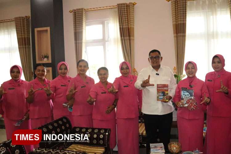 simbolis-buku-kepada-Bupati-Lombok-Utara-2.jpg