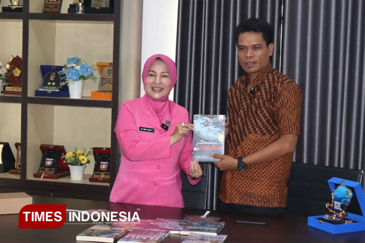 simbolis-buku-kepada-Bupati-Lombok-Utara-3.jpg
