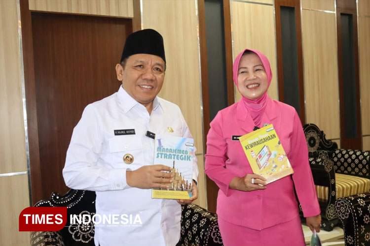 Dorong Literasi, Buku Karya Ketua Bhayangkari Lombok Utara Diserahkan ke Pimpinan Daerah