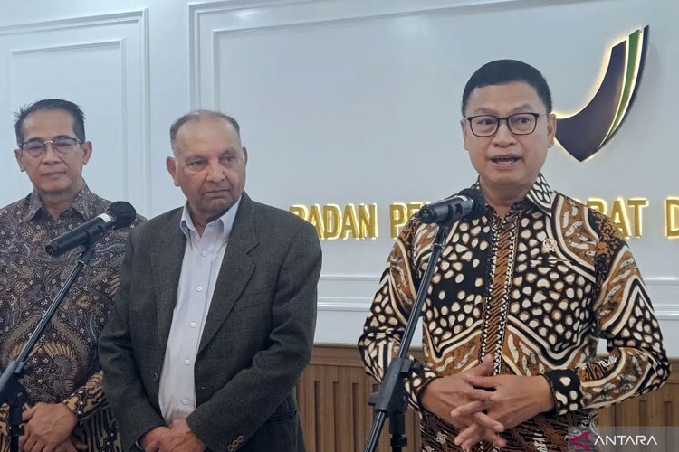 Kepala Badan Pengawas Obat dan Makanan (BPOM) Taruna Ikrar (kiri), dalam konferensi pers di Jakarta, Kamis (15/5/2025). (Foto: ANTARA)