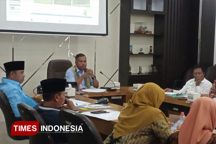 Rapat kerja Komisi IV DPRD Kabupaten Malang dengan Dispora dan KONI Kabupaten Malang, di ruang rapat gedung dewan, Kamis (15/5/2025). (Foto: Amin/TIMES Indonesia)