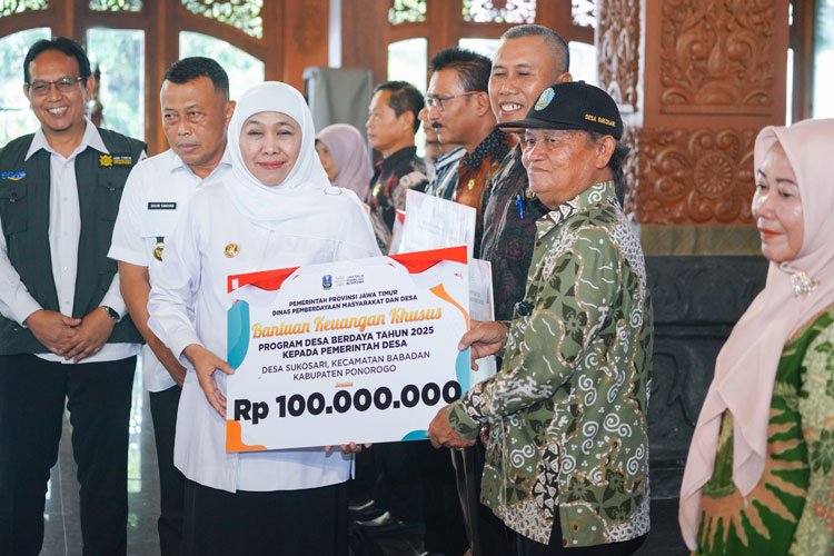 Gubernur Khofifah saat menyerahkan Bantuan Keuangan Khusus (BKK) Desa senilai Rp4.769.000.000 di Pendopo Agung Kabupaten Ponorogo, Rabu (14/5/2025).(Dok.Humas Pemprov Jatim)