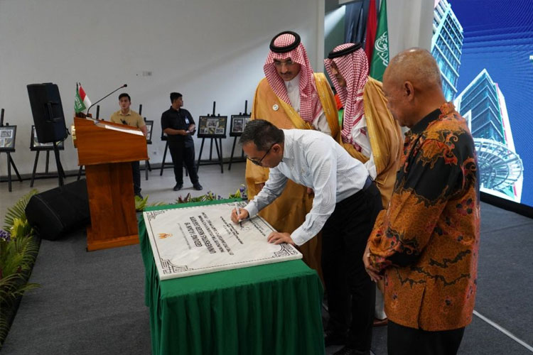 Minister of Higher Education, Science, and Technology of the Republic of Indonesia Inaugurates Two UNJ SFD Project Buildings with the Concept of “Smart and Green Building”. (Photo: doc. UNJ)