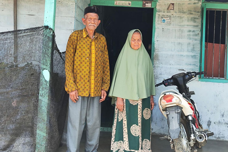 Muhammad Dahlan dan Dahniar di depan rumahnya. (Foto: Kamenag RI)