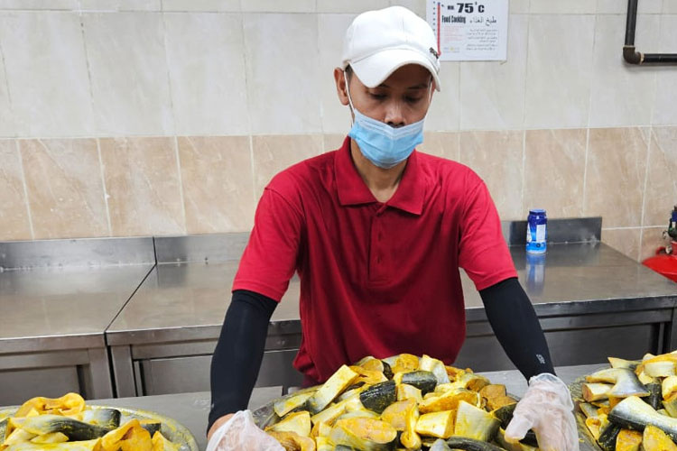 Muhammad Toha, juru masak di salah satu dapur penyedia catering jemaah haji Indonesia berprinsip melayani katering jemaah haji dengan maksimal. (FOTO: MCH 2025 Kemenag RI)