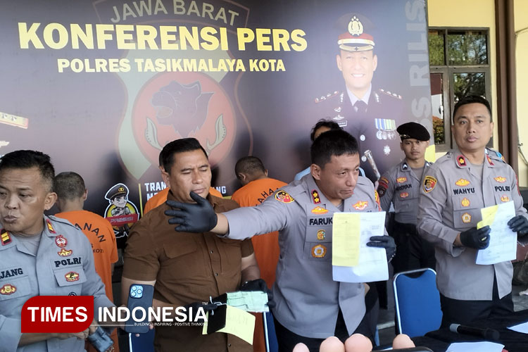 Kapolres Tasikmalaya Kota AKBP Moch Faruk Rozi saat konfrensi pers di Polres Tasikmalaya Kota, Kamis (15/5/2925) (FOTO: Harniwan Obech/TIMES Indonesia).