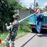Satgas TMMD ke-124 Jember Pasang Lampu Jalan Desa untuk Warga